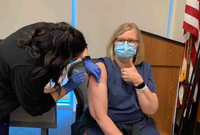nurse-gets-vaccinated-StLukes - Texas Hospital Association nurse-gets-vaccinated-StLukes